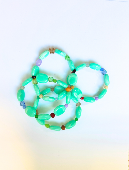 Bracelet petites perles vert menthe à l'eau et multicolores