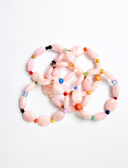 Bracelet en petites perles – rose et multicolore -  photo de groupe - Maison Chouquette