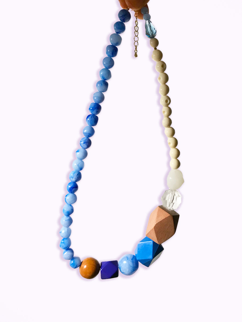 Collier de perles bleues et blanches