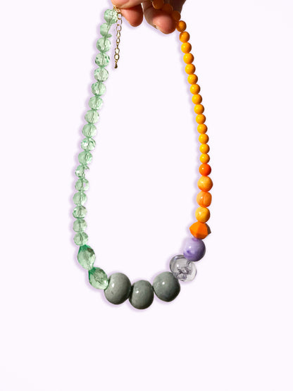 Collier de perles oranges et vertes