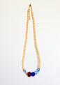 Collier de perles beige Maison Chouquette avec au centre une perle côtelée marron, une perle bleu roi et des facettes bleu glacier – vue d'ensemble