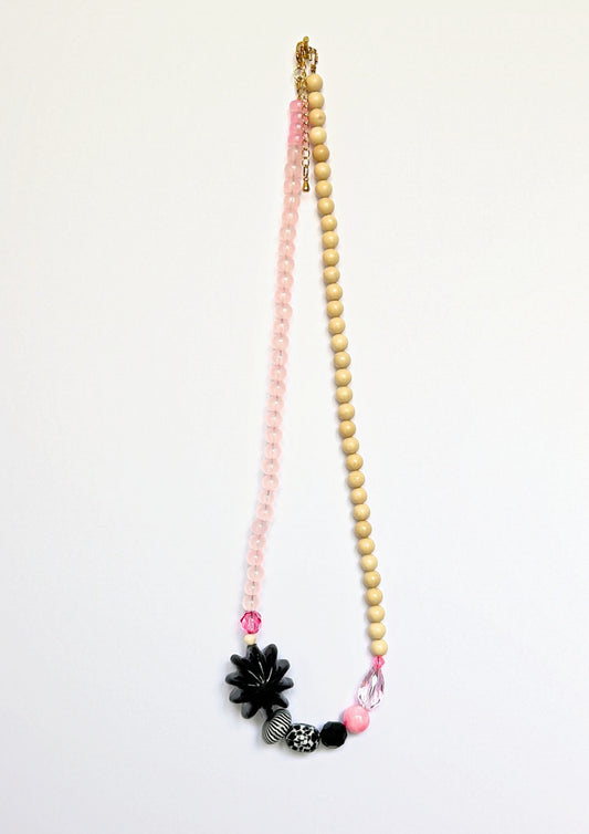 Collier asymétrique Maison Chouquette en perles rose pâle et beige, fleur noire, perles rayées noir et blanc et goutte rose facettée – vue d'ensemble