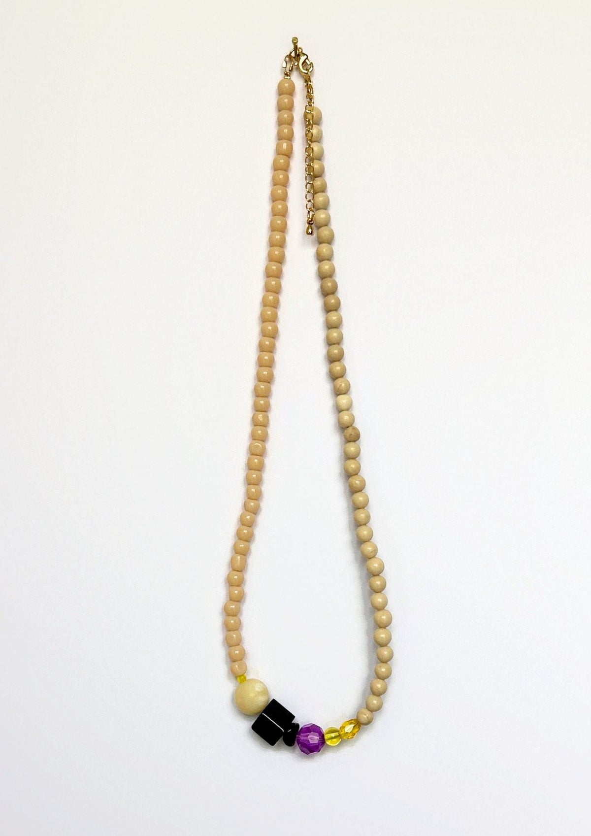 Collier de perles blanc cassé Maison Chouquette avec grosse perle crème, cube noir, facette violette et perles jaunes – vue d'ensemble