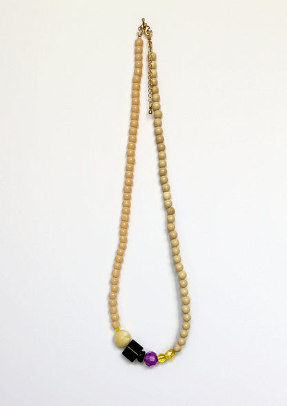 Collier de perles blanc cassé Maison Chouquette avec grosse perle crème, cube noir, facette violette et perles jaunes – vue d'ensemble