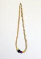Collier de perles blanc cassé Maison Chouquette avec grosse perle crème, cube noir, facette violette et perles jaunes – vue d'ensemble