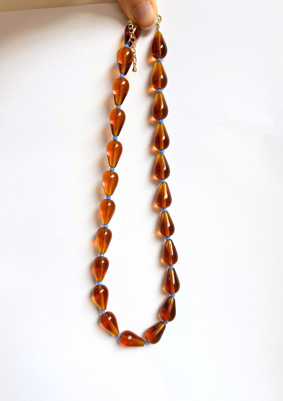 Collier de perles gouttes ambre, vue d’ensemble, perles en forme de gouttes ambrées
