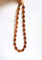 Collier de perles gouttes ambre, vue d’ensemble, perles en forme de gouttes ambrées