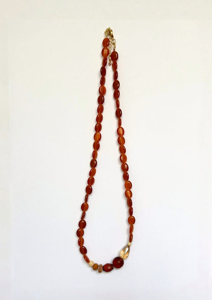Collier de perles ambre et marron, vue d’ensemble