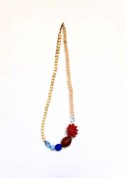 Collier de perles beige, bleu et fleur rouge, vue d’ensemble