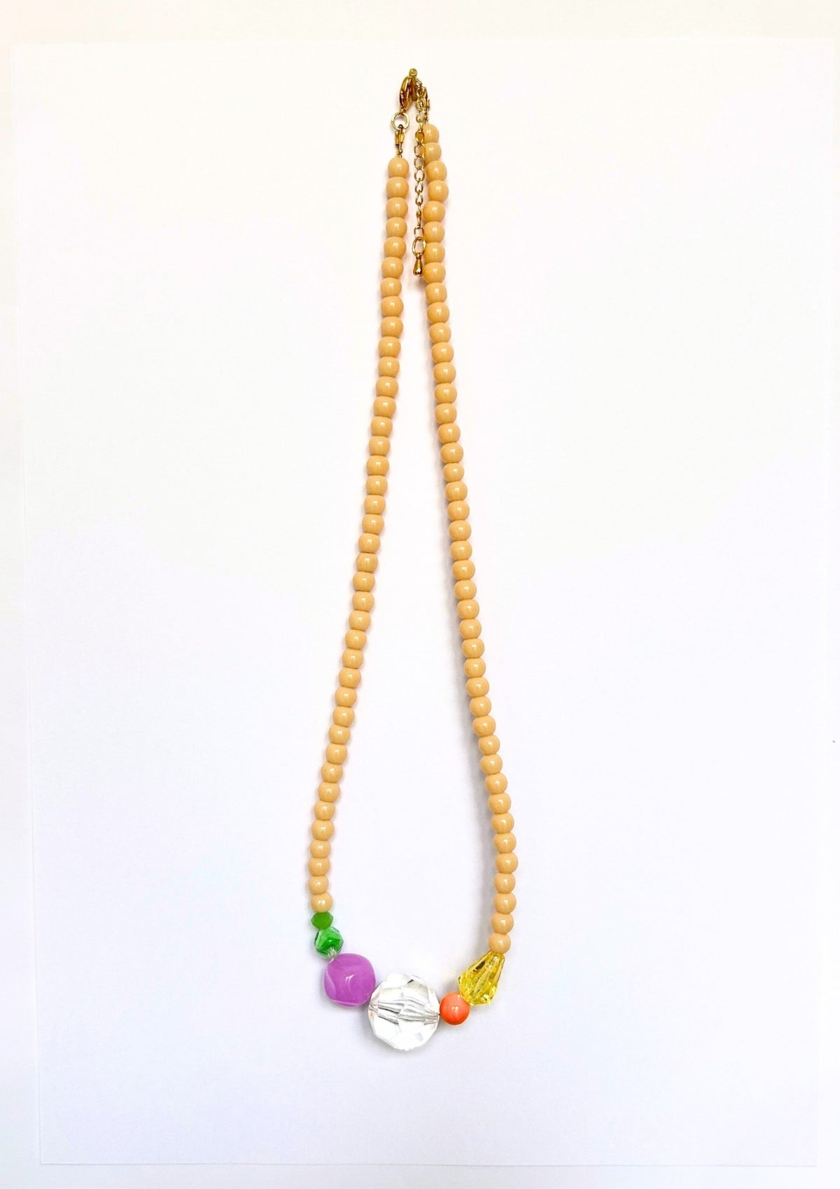 Collier de perles beige et multicolore, vue d’ensemble