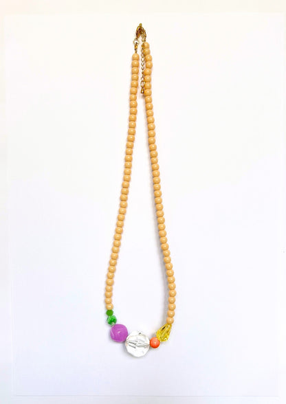 Collier de perles beige et multicolore, vue d’ensemble