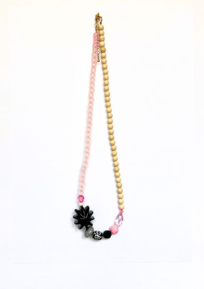 Collier de perles beige, rose et fleur noire, vue d’ensemble