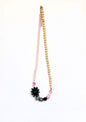 Collier de perles beige, rose et fleur noire, vue d’ensemble