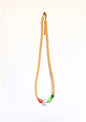 Collier de perles beige, vert et corail, vue d’ensemble