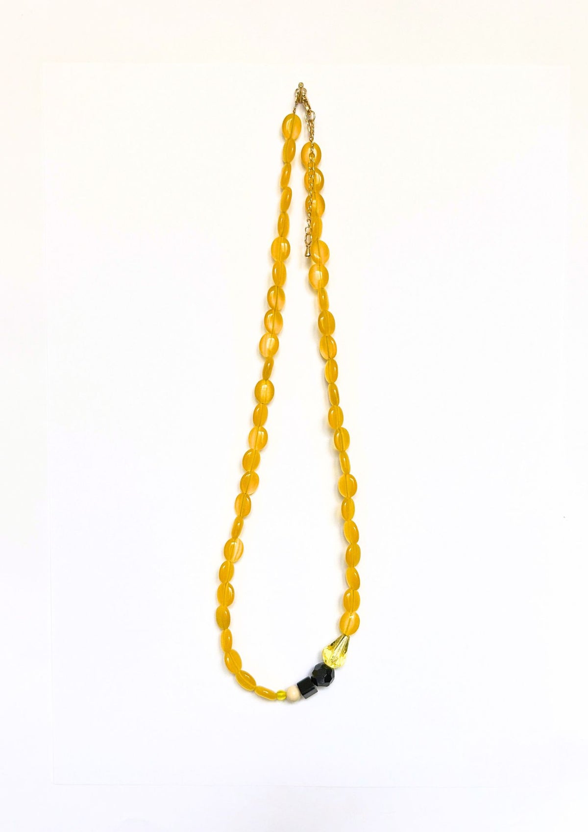 Collier de perles jaune et noir, vue d’ensemble