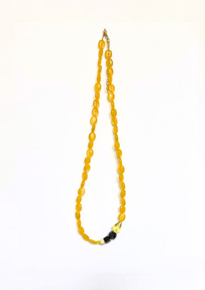 Collier de perles jaune et noir, vue d’ensemble
