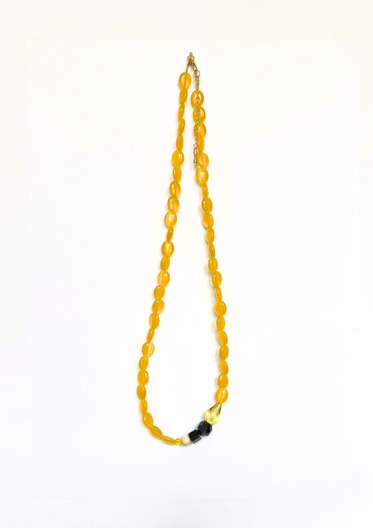 Collier de perles jaune et noir, vue d’ensemble