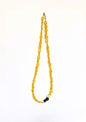 Collier de perles jaune et noir, vue d’ensemble