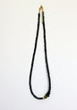 Collier de perles noir, vert et beige, vue d’ensemble