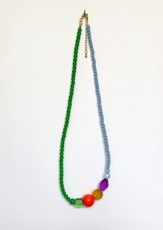 Collier de perles vert, bleu et multicolore, vue d’ensemble, un côté vert et un côté bleu ciel