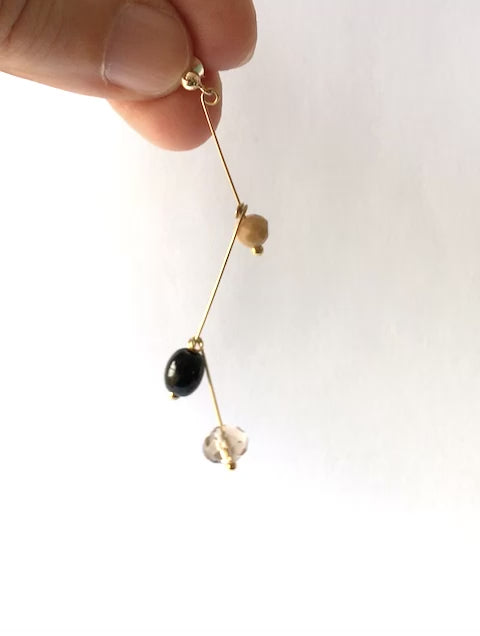 Vidéo de la petite boucle d'oreille mobile n°2, perles vintage noire, ambrée et translucide