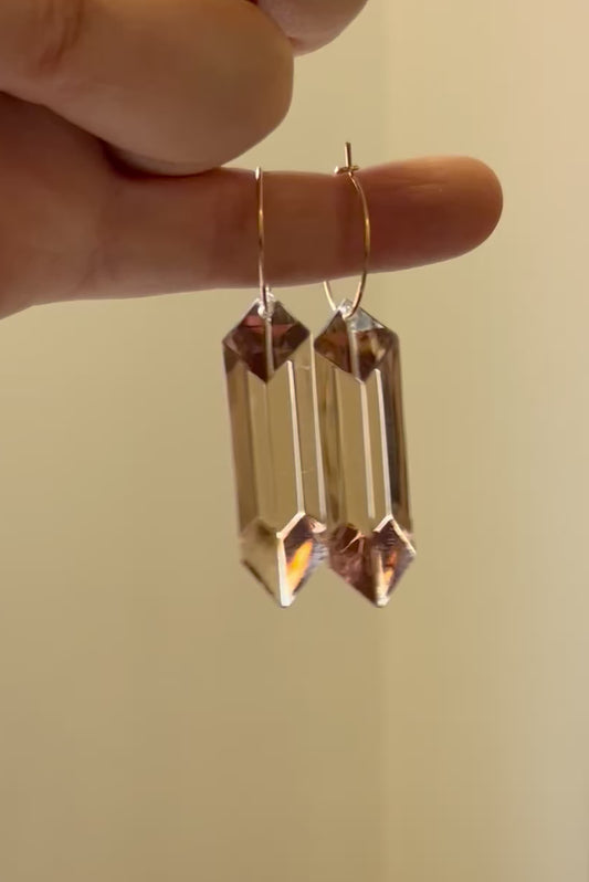 Vidéo des boucles d'oreilles créoles en acrylique beige translucide, anneaux plaqués or
